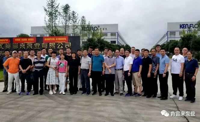 与会人员在遵义广州维阳企业搬迁服务有限公司有限公司大门口合影留念